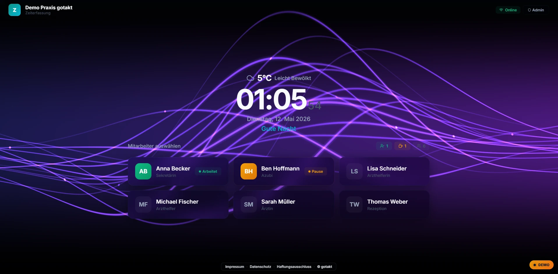 gotakt Tablet-Kiosk — Live-Clock und Mitarbeiter-Status mit Pause-Indikator
